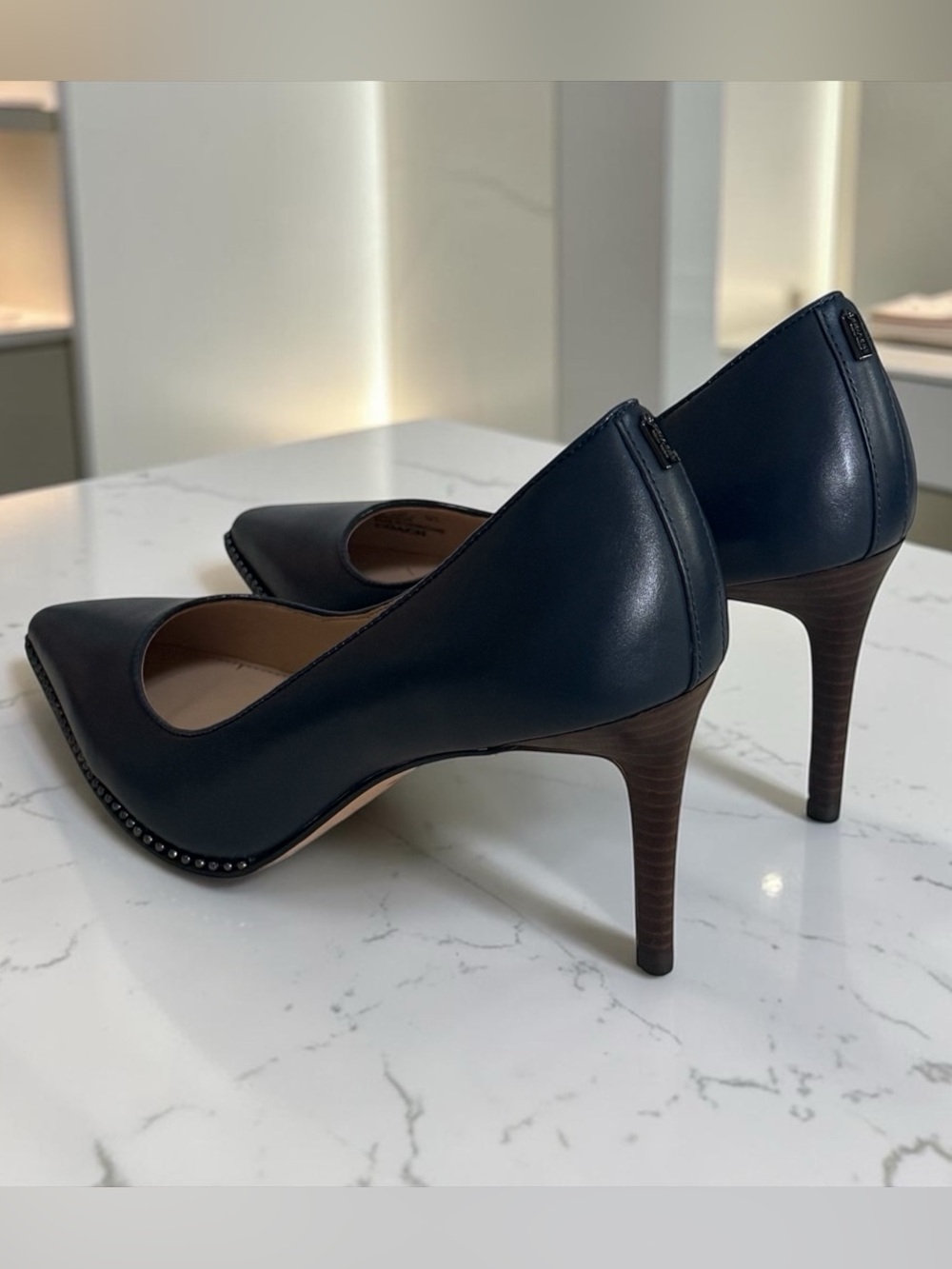 COACH Waverly Navy Leather Pointed-Toe Pumps w Ball Chain Trim! Size 8.5 EUC!! - Picture 3 of 15